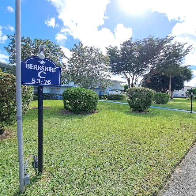 view of property's community featuring a lawn