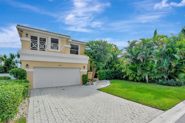 view of front facade with a garage and a front yard