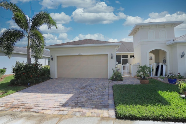 view of front facade featuring a garage and a front yard