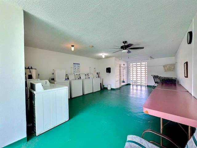 laundry area with ceiling fan, a textured ceiling, and independent washer and dryer