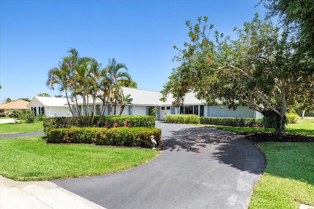 view of front of property with a front yard