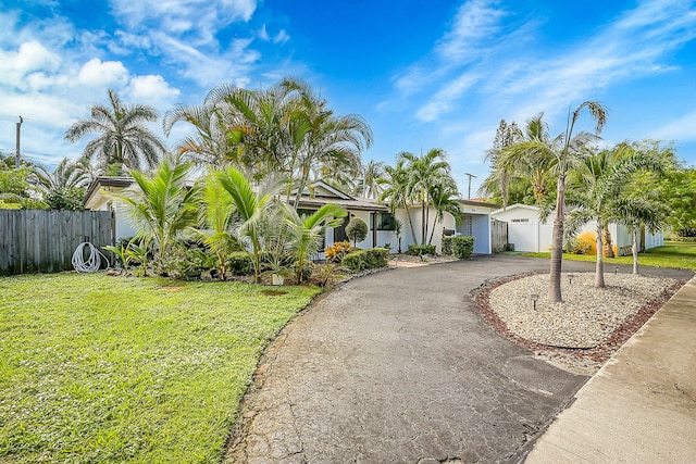 view of front of house featuring a front lawn