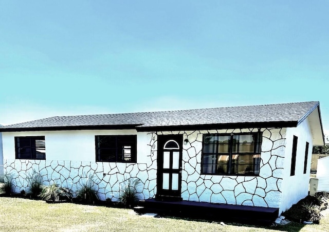 view of front of home featuring a front lawn