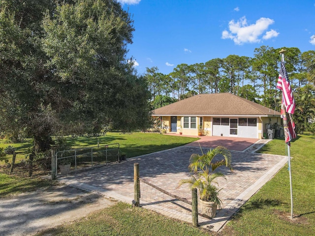 single story home featuring a front yard