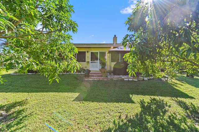 view of front facade with a front yard