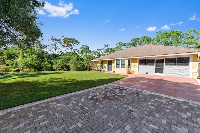 ranch-style home featuring a front lawn