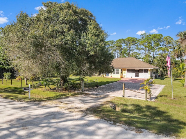 view of property's community featuring a yard