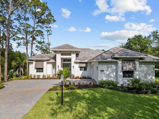 prairie-style home with a front lawn