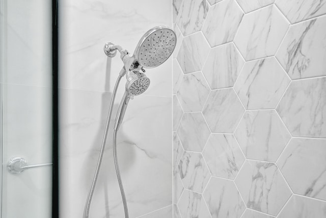 details featuring tiled shower