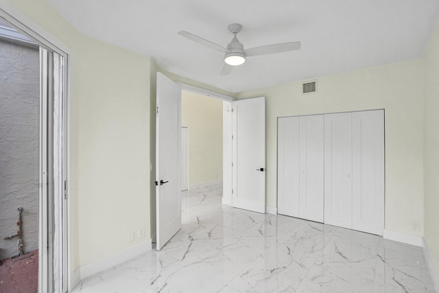 unfurnished bedroom featuring ceiling fan and a closet