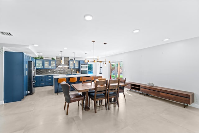 dining area featuring sink and an inviting chandelier