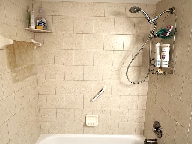 bathroom with tiled shower / bath