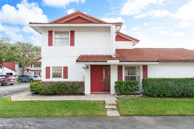 view of front of property with a front yard