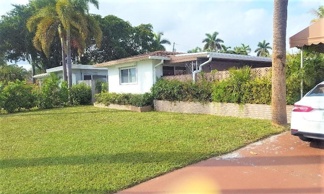 view of front of property featuring a front lawn