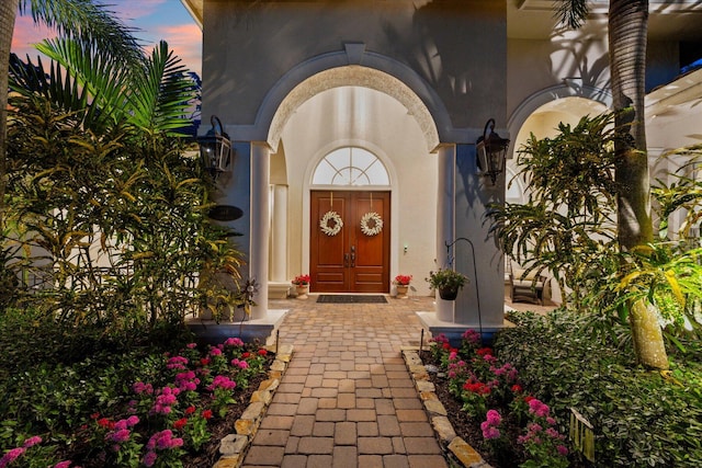 view of exterior entry featuring stucco siding