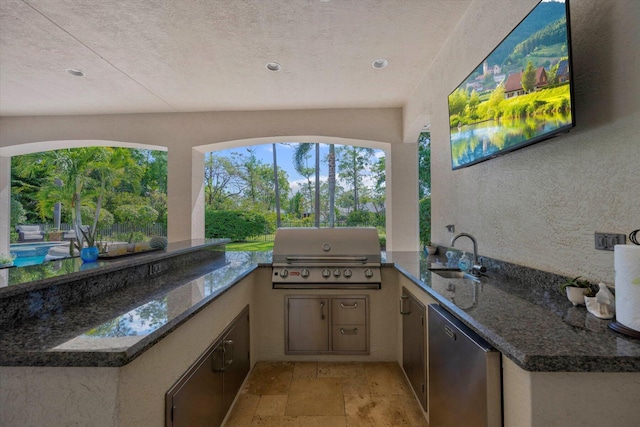 view of patio featuring an outdoor kitchen, a sink, and area for grilling