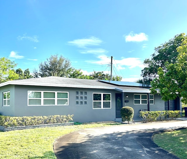 single story home with a front lawn