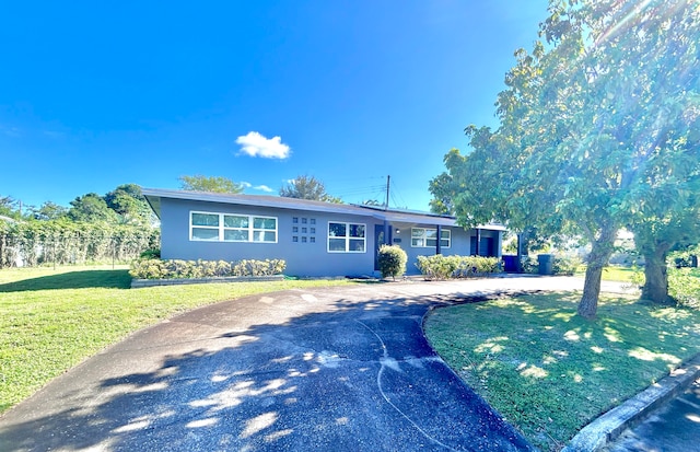 ranch-style house featuring a front yard