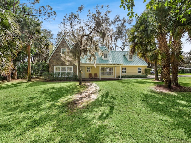 view of front of property featuring a front yard and covered porch