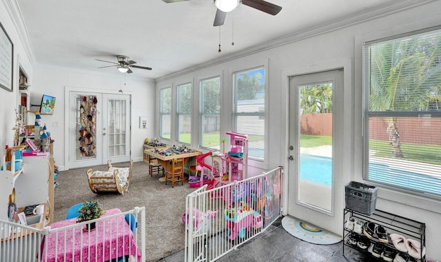 sunroom with ceiling fan