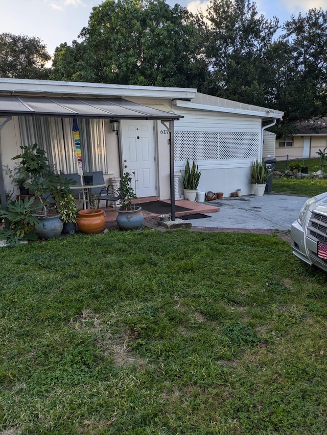 view of front of property with a front lawn