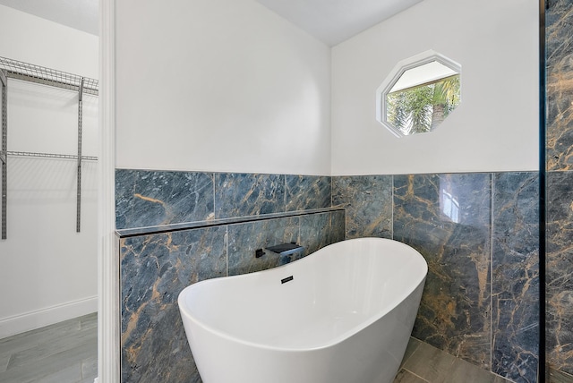 spare room featuring light hardwood / wood-style floors, ceiling fan, and ornamental molding