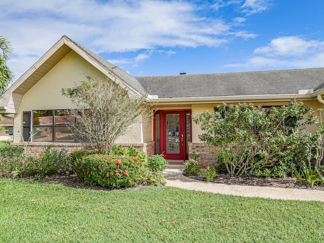 view of front of home featuring a front yard