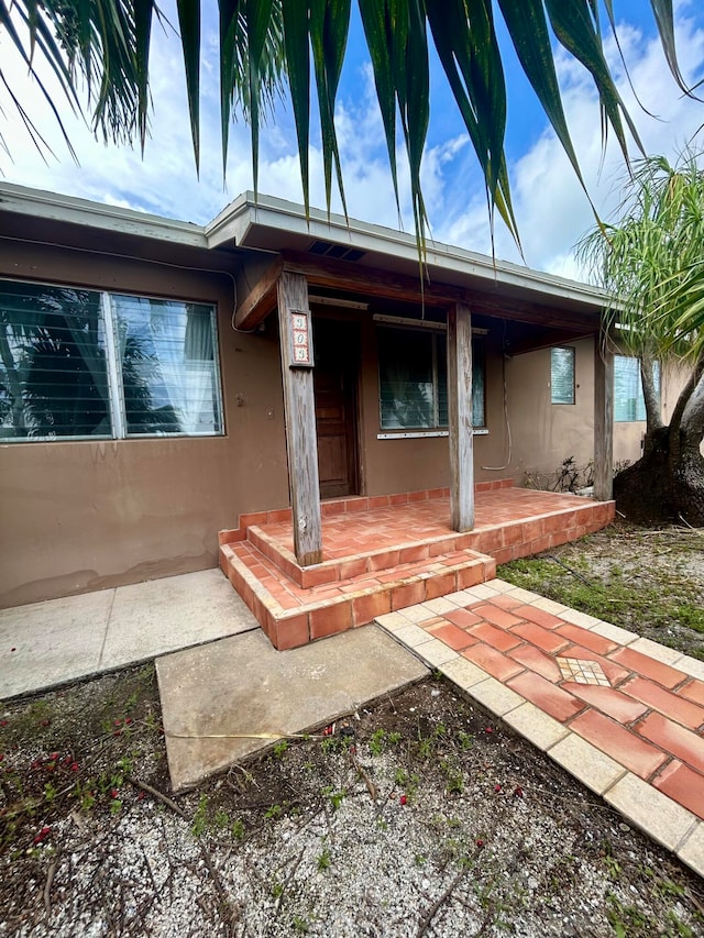 doorway to property with covered porch