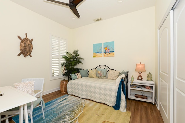 bedroom with hardwood / wood-style flooring, ceiling fan, and a closet