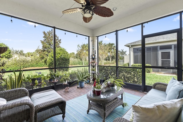 sunroom with ceiling fan