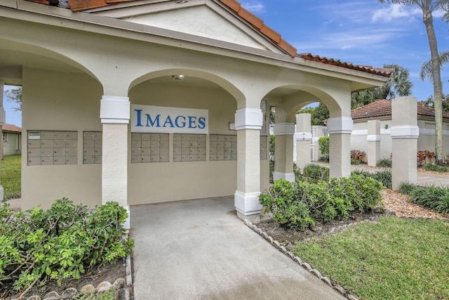 view of property's community featuring mail boxes