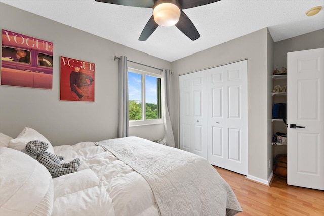 bedroom featuring ceiling fan, a closet, a textured ceiling, and hardwood / wood-style flooring