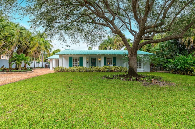 single story home with a front lawn