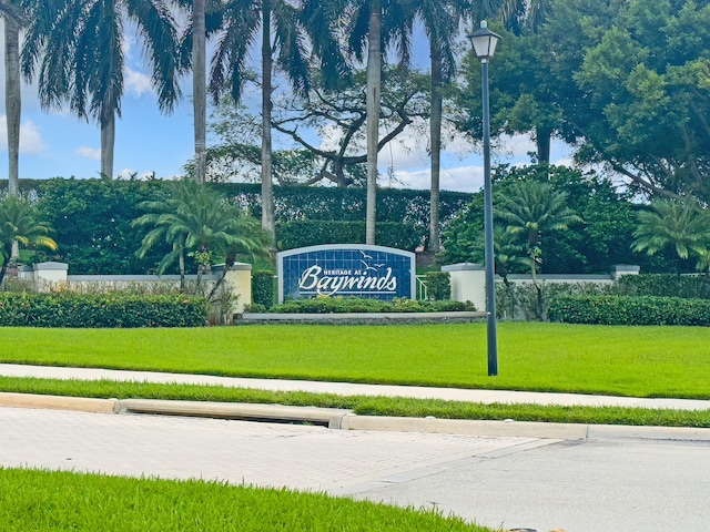 community sign featuring a yard