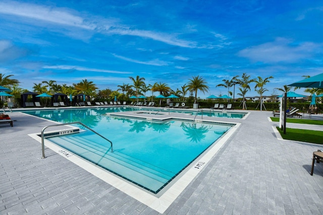 view of pool featuring a jacuzzi and a patio