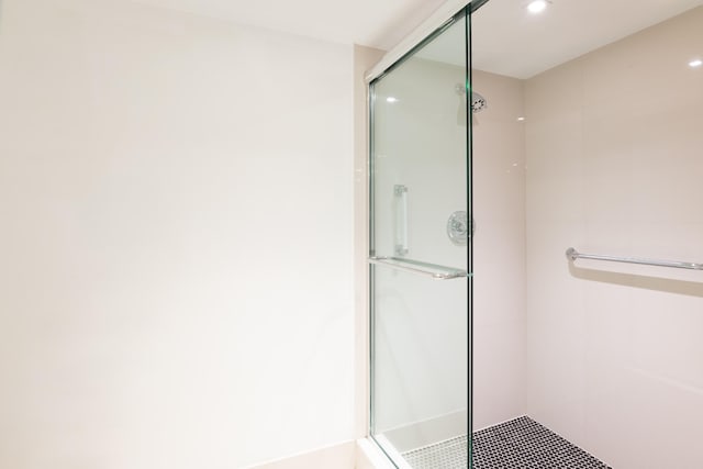 bathroom featuring tiled shower