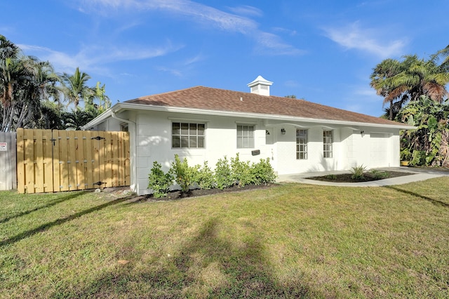 view of front of property featuring a front lawn