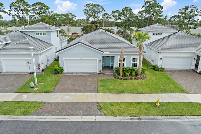 view of front property featuring a garage and a front yard