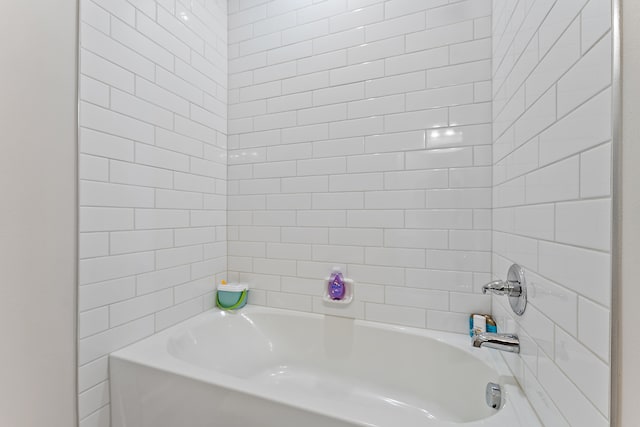 bathroom with tiled shower / bath combo