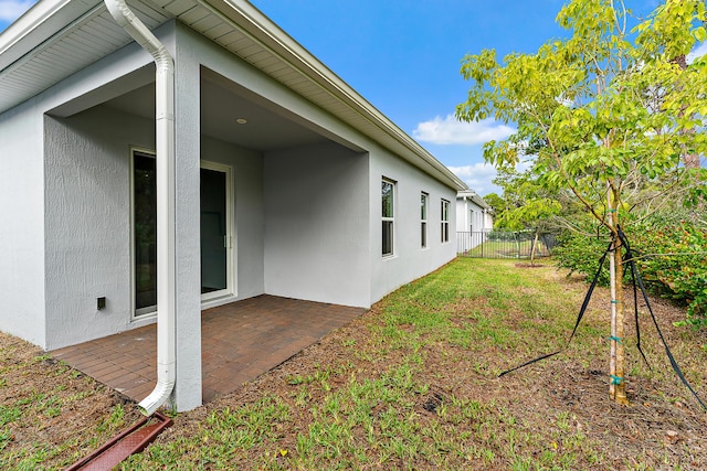 200 SW Pomeroy St, Stuart, FL 34997 - view of yard featuring a patio