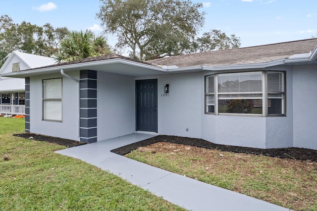 view of front of property featuring a front lawn