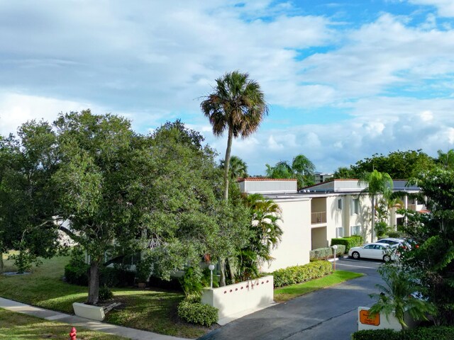 view of front of property featuring a front yard