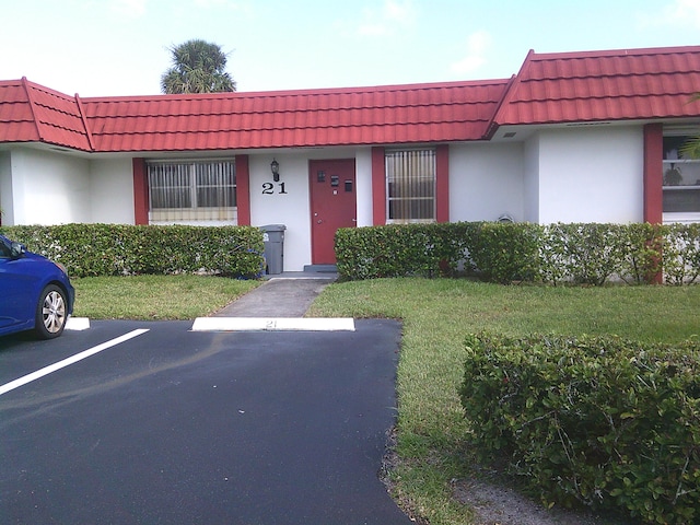 view of front facade with a front lawn