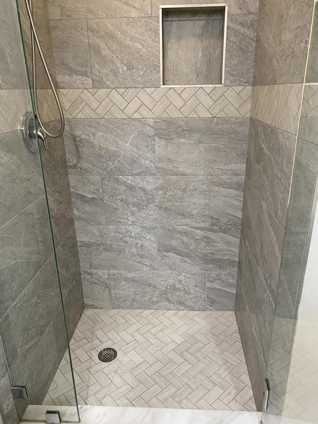 bathroom featuring tiled shower