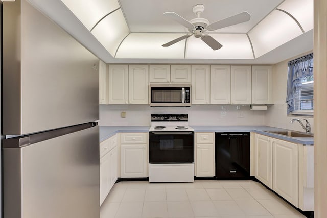 kitchen with backsplash, appliances with stainless steel finishes, sink, and ceiling fan