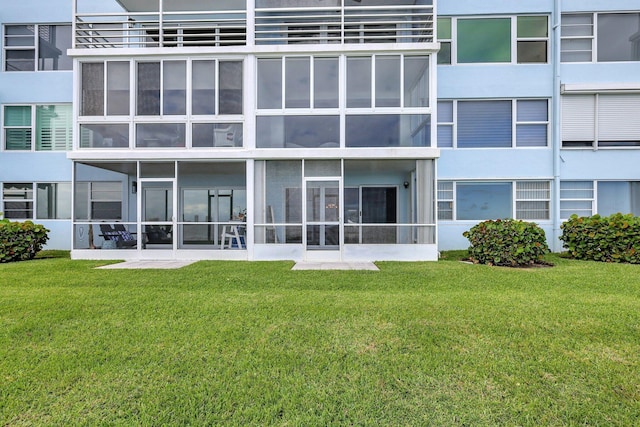 60 Yacht Club Dr Unit 106, North Palm Beach, FL 33408 - rear view of property with a yard