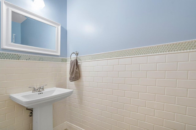 bathroom featuring tile walls