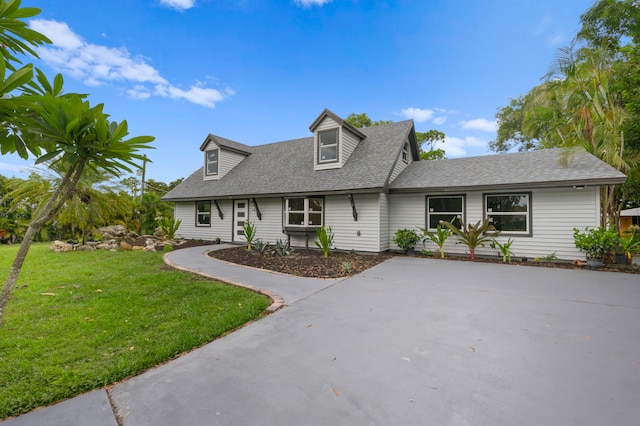 cape cod-style house featuring a front lawn