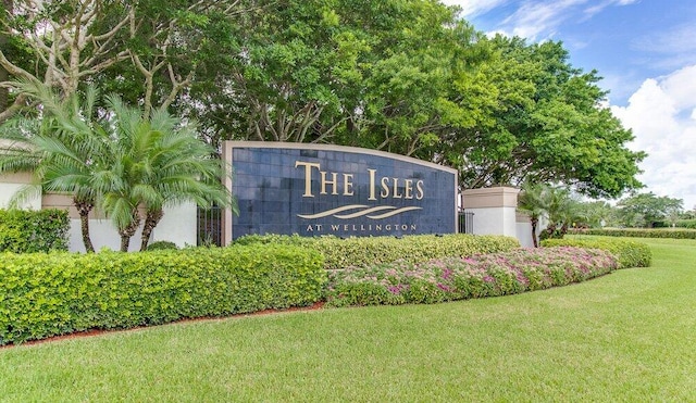 community / neighborhood sign featuring a yard