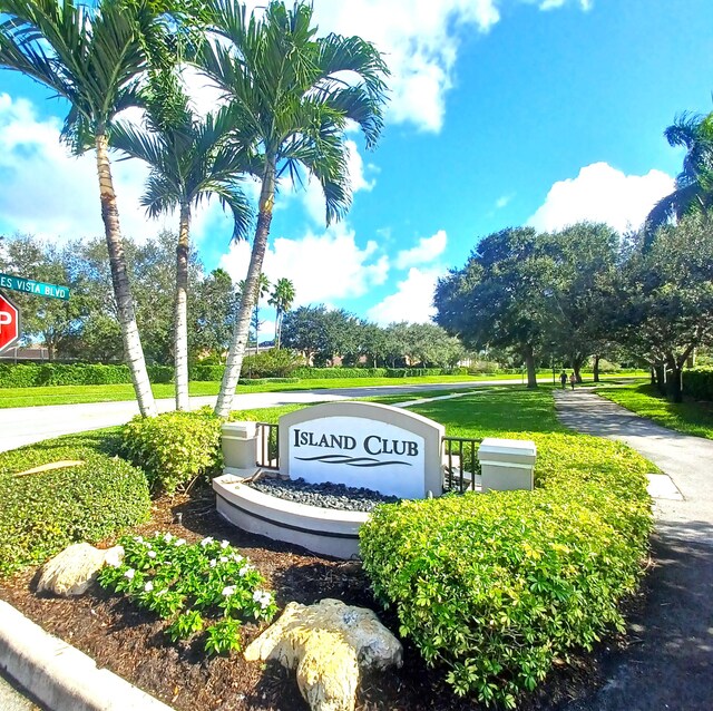 community / neighborhood sign featuring a lawn